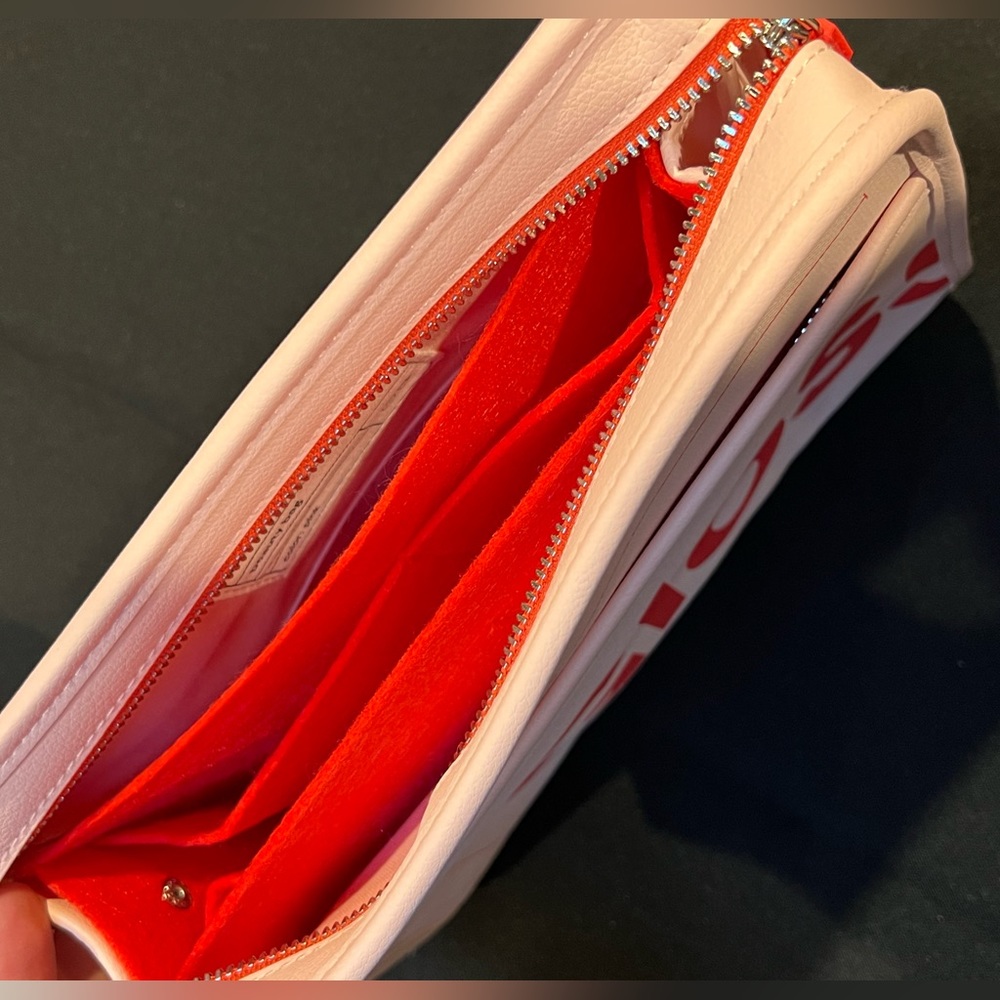 Glossier - The Beauty Bag - Picture 4 of 6